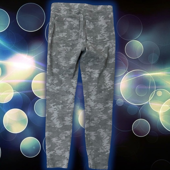 Spanx ‘Ankle Jean-ish Leggings’ in Gray “Stone Wash Camo” Size Medium - Picture 12 of 16